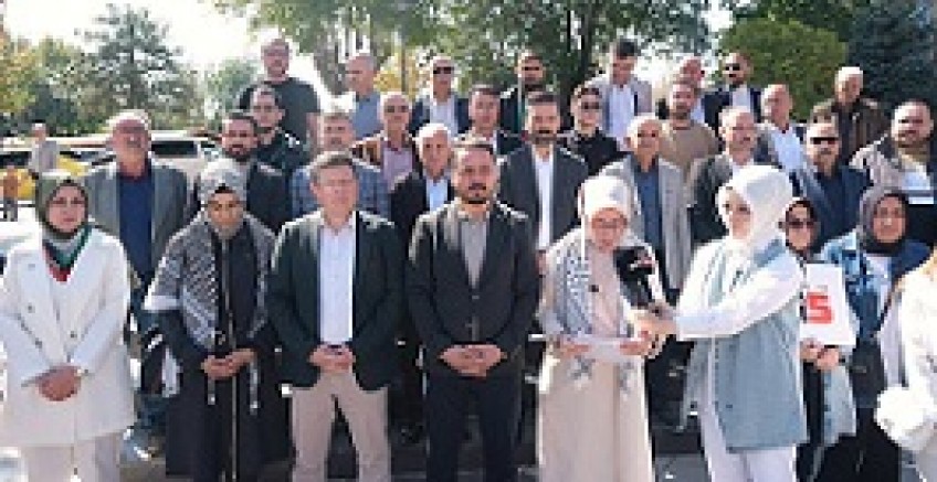 AK Kadınlar Gazze için İnsan Zinciri Oluşturdu