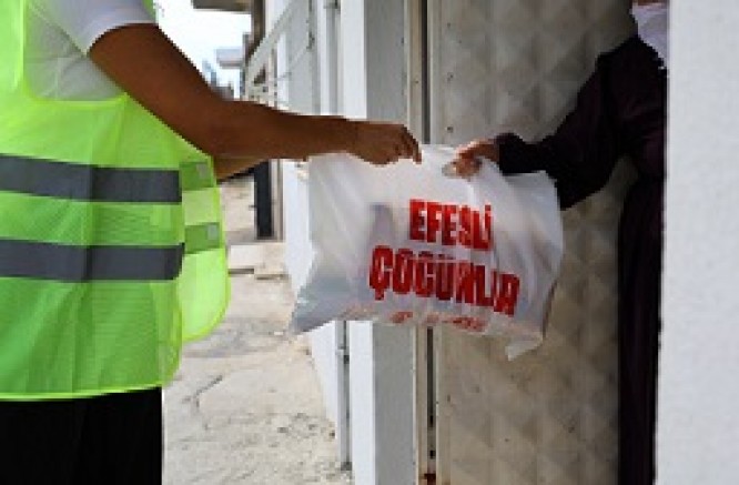 Efes Selçuk’ta beslenme çantaları dayanışma ile doluyor