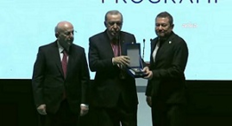 Erdoğan’dan İzmirli İş İnsanı Nazım Torbaoğlu’na Anlamlı Plaket