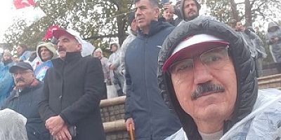 Anıtkabire Başöğretmenimize karanfillerle yürüdük.