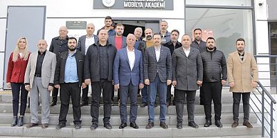 - Çukurlara iki kürek mıcır atamayanlar, ülkeyi İzmir gibi yönetecekmiş.