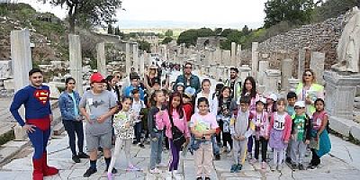 EFES SELÇUKLU ÇOCUKLARDAN ANTİK KENTTE BARIŞ MESAJI