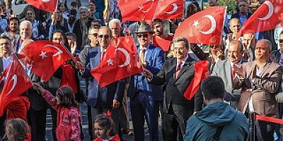 Gültepe’de Cumhuriyet Bayramı Türküler ve zeybekle kutlandı
