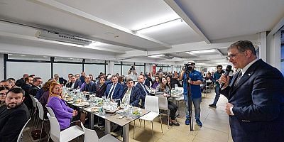  İzmirli meclis üyeleri aynı sofrada iftar yaptı