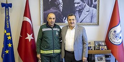 Konak’ın örnek personeline Başkan Batur’dan teşekkür