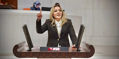 TÜRKİYE’DEKİ UYUŞTURUCU VERİLERİNİ ANLATIRKEN AK PARTİ SIRALARINDAN GELEN KAHKAHALARA TEPKİ GÖSTERDİ: ‘BECEREMEDİNİZ BARİ BURADA GÜLMEYİN’