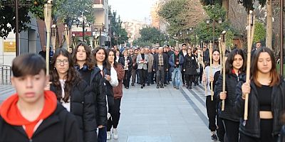UĞUR MUMCU EFES SELÇUK'TA MEŞALELERLE ANILDI