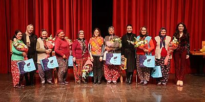 UŞAK’IN KADINLARI TİYATRONUN ÜNLÜ İSMİ ÜMMİYE KOÇAK İLE BİR ARAYA GELDİ