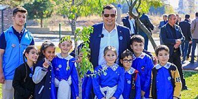 UŞAK’TA HER MAHALLEYE EN AZ 100 FİDAN
