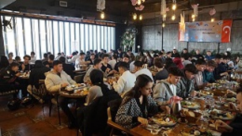 UŞAKLI AK GENÇLER KAHVALTIDA BİRARAYA GELDİLER