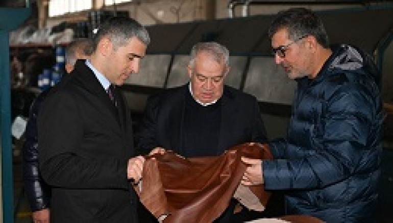 VALİ DR. NACİ AKTAŞ VE BERABERİNDEKİ HEYET'TEN  KARMA DERİ ORGANİZEYE ZİYARET