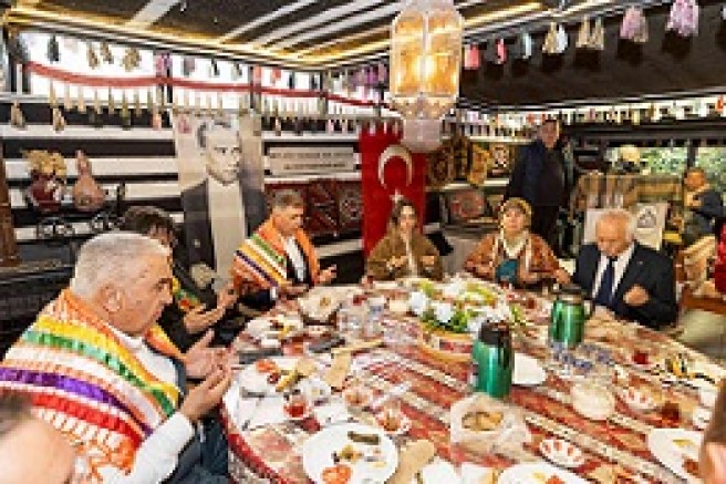  Yörük ve Türkmenlerle çifte bayram coşkusunu paylaştı